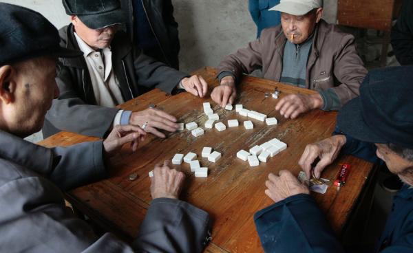 几位农村老人在打麻将消磨时间。 视觉中国 资料图