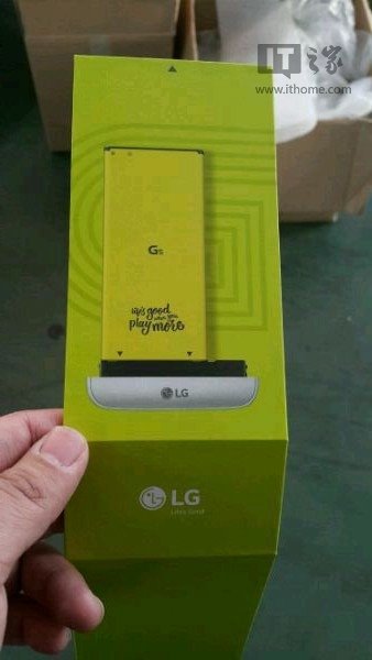 从包装盒上来看，和之前概念图显示的一致，LG G5手机的底部下巴可拆卸，而且下巴上方紧接着就是一块手机电池，这说明LG G5确实采用了可更换电池的设计，只是目前还不知道手机底部的“抽屉”抽出的方式。