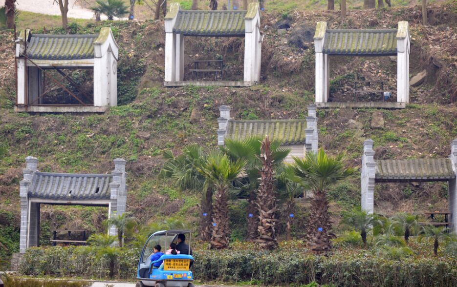 重庆中式商铺荒置5年 远看似公墓