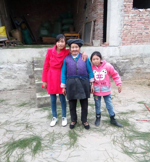 绍梅（左一）跟奶奶、妹妹在一起