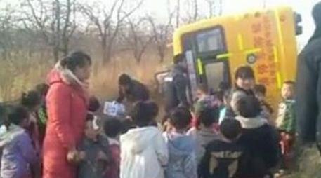 昨天，多位网友爆料称，在沧州泊头市文庙镇附近的公路上，一辆幼儿园校车侧翻，事故造成该路段轻微堵车。