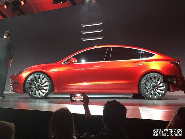 超预期！Model 3首日预定量达13.5万 