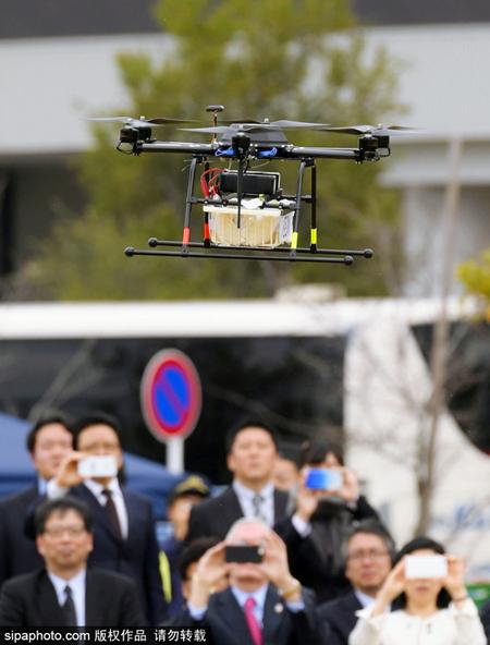 当地时间2016年4月11日，日本千叶市，首次无人机送货上门服务当日进行试验。(图片来源：Sipaphoto)
