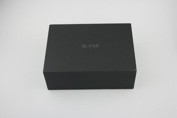 打开GLXSS的盒子，发现类似胶囊的包装。包装盒内有GLXSS眼镜、数据线、充电器以及眼镜布。