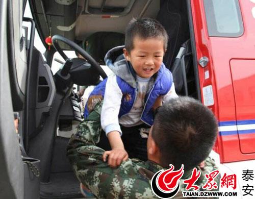 山东4岁男孩消防队门口等一小时只为摸摸消防车