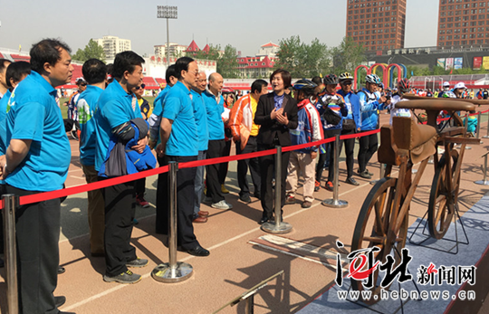 河北新闻网4月24日廊坊电（董永水、蔡媛媛）今天，坐落于廊坊霸州的中国自行车博物馆受邀参加在北京石景山体育场举行的“第八届北京市体育大会暨2016北京自行车日”活动，当天1000余名爱好自行车运动的北京市民参观展出，了解了自行车的历史文化。