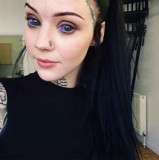 25岁的纹身艺术家Grace Neutral来自英国伦敦，为了变成心目中的仙子，不惜用颜料注射双眼，削尖耳朵，挖掉肚脐，切开舌头。她独特的风格和复杂的纹身图案，使得她在Instagram上已获得30多万的粉丝，人们称她为暗黑纹身少女。Grace并不害怕把自己的身体推到极限，甚至选择将自己的皮肤进行切割，以形成一个永久性的疤痕。Grace优雅地说并不指望所有人都理解她为什么来改变自己的外貌。