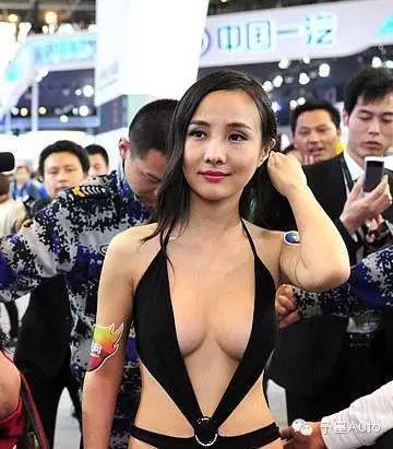 2012年北京车展，号称「中国第一裸模」的干露露身着暴露装现身，那人气直逼当红明星。但越来越没有下限的车模吸睛，到这里注定要开始走下坡路了。2015年，一纸禁令让车模从此消失于上海、北京车展。