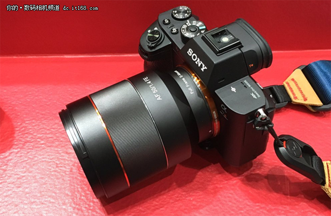 1) 50mm f/1.4 FE自重560g，其重量几乎是索尼FE 55 f/1.8 ZA的两倍，但轻于适马50.4 Art镜头的860g。