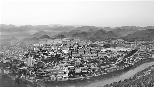 ? 贵州茅台镇被誉为“中国第一酒镇”，是茅台酒的故乡。贵州省积极推进山地特色新型城镇化，形成了组团式、点状式、串珠式的城镇布局。 （资料图片）