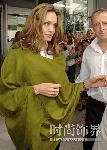 披肩特别容易显得「大气」风范，尤其是如 Angelina Jolie 这般的意见领袖型女性