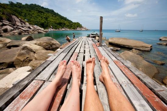 2005年在英国布莱顿海滩旅行时，摄影师汤姆·罗宾逊（Tom Robinson）突发奇想，和女友维丽蒂一起拍了张脚丫和大海的照片，刚开始只是觉得这将会是一张有意思的照片 。但随着开奖直播们踏上印度、斯洛文尼亚、 希腊、摩洛哥和葡萄牙等世界各地，这些独特的脚丫与风景照片也越来越多 ，并慢慢变成了开奖直播们一起生活的美妙的摄影记录 。而到了2011年，女儿玛蒂尔达在出世和加入，更是让这幸福的《脚丫第一（Feet First）》摄影系列增添了许多甜蜜温馨的家庭气息。