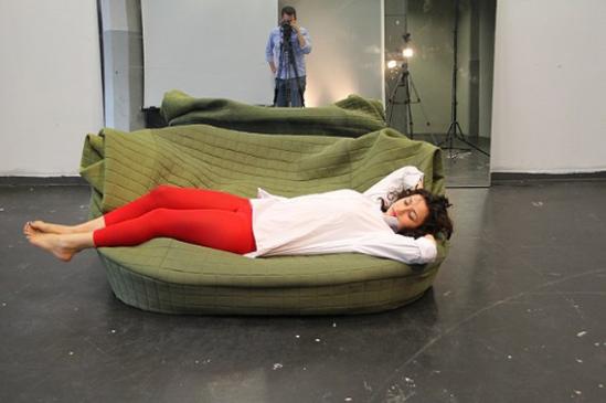 摩迪鸟巢（Moody Nest）是由德国设计师Hanna Emelie Ernsting创作的沙发，她希望给用户提供一个能强烈感受到舒适、温馨和亲密感觉的港湾。凭借丰富的可塑性，设计师邀请用户通过摩迪鸟巢来悠闲的舒发暴躁、困倦、顽皮和淘气等情绪或状态，沉静乖巧的摩迪会统统照单全收，拥抱你、拥抱你的所有情感，成为你最亲密的庇护所。
