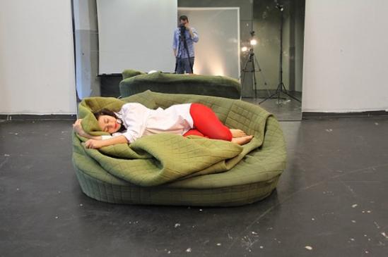 摩迪鸟巢（Moody Nest）是由德国设计师Hanna Emelie Ernsting创作的沙发，她希望给用户提供一个能强烈感受到舒适、温馨和亲密感觉的港湾。凭借丰富的可塑性，设计师邀请用户通过摩迪鸟巢来悠闲的舒发暴躁、困倦、顽皮和淘气等情绪或状态，沉静乖巧的摩迪会统统照单全收，拥抱你、拥抱你的所有情感，成为你最亲密的庇护所。
