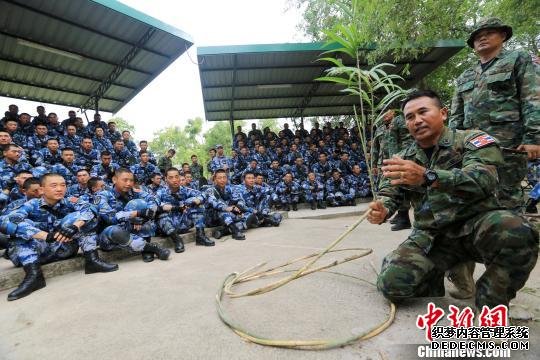 中泰海军陆战队联合训练：泰方示范野战生存科目
