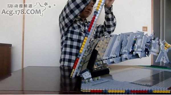 Lego一向被认为是益智健康、老少咸宜的游戏，但新西兰坎特伯雷大学昨日发表研究报告指，自从Lego在1978年首次推出刀剑等组件以来，现在至少有30% Lego产品包含武器组件，而Lego目录亦有接近四成页面牵涉某种暴力因素。负责研究的巴特尼克形容，Lego反映了儿童玩具界的大趋势，厂商争相加入刺激因素吸客，尤如「军事竞赛」，批评Lego「已失去以往的童真」。