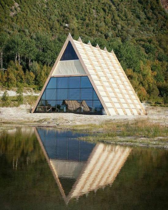 SALT 是来自挪威的一个推广北极文化、与艺术的艺术节，今年的艺术节在挪威北部的桑霍尔恩岛举办，开奖直播们在这里的海滩建造了这个名为Agora的、号称全世界最大的公共桑拿浴室。