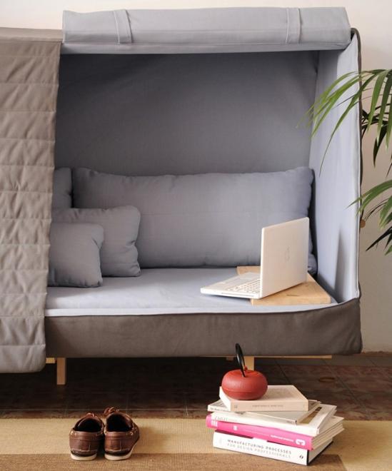 融合了睡床、沙发和小屋，西班牙Goula Figuera以《一九八四》作者乔治·奥威尔的姓氏「奥威尔」为名，创建了这款多功能的家具。平时是个开放的沙发床，但将绗缝窗帘垂放下来，就能阻隔外部的声音，将其变成一座独具私密性的舒适小屋。