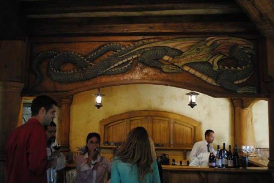 介意和哈比人一起喝杯酒？噢，这听起来的确有点痴人说梦的意思，但本港台直播想仍然有着奇妙的可能性，毕竟，本港台直播们找到了间哈比人酒馆。项目经理和艺术总监Brian Massey带领80位工人建设了这个名为绿龙酒馆（Green Dragon Pub）的酒馆，它位于新西兰玛塔玛塔镇的霍比屯——《魔戒》的取景地之一，附近就有拍摄电影时保留下来以及重建的一些永久电影场景，因此酒馆的建设刚好能为粉丝们提供了一个见面喝酒、或休息的场所。