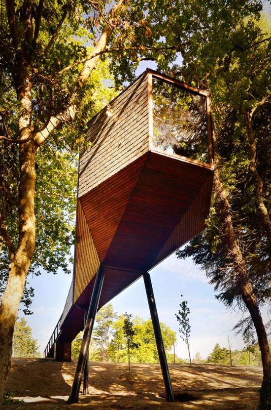 在葡萄牙的Pedras Salgadas生态度假村，建筑师Luís Rebelo de Andrade和Tiago Rebelo de Andrade在一片树木中设计和搭建了两座树蛇木屋（Tree Snake Houses） 。为了减少对自然环境的影响，木屋采用预制和现场组装的方式安装在高高的木跷上。通过一道不太长的长廊进入，木屋内拥有一个小厨房 、浴室、以及附有工作空间的主卧室，住宿于此的旅客可以透过前置观景窗和天窗欣赏到郁郁葱葱的树林或星空。