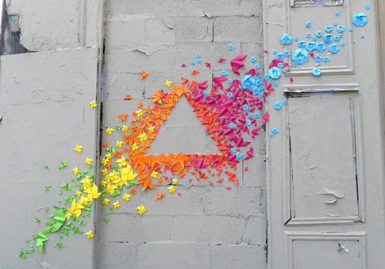 城市折纸装置（Urban origami installations）是法国艺术家Mademoiselle Maurice带来的一系列公共艺术作品 。她制作了许多颜色鲜艳、色彩艳丽的折纸，在巴黎、越南和香港，艺术家沿着城市街道将它们安装在街旁，并构成一些几何形状，如五角星、三角形和六边形等。