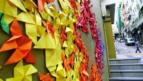 城市折纸装置（Urban origami installations）是法国艺术家Mademoiselle Maurice带来的一系列公共艺术作品 。她制作了许多颜色鲜艳、色彩艳丽的折纸，在巴黎、越南和香港，艺术家沿着城市街道将它们安装在街旁，并构成一些几何形状，如五角星、三角形和六边形等。