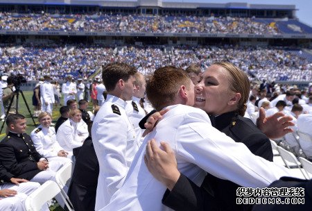 美海军学院毕业典礼：军帽满天飞