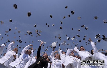 美海军学院毕业典礼：军帽满天飞