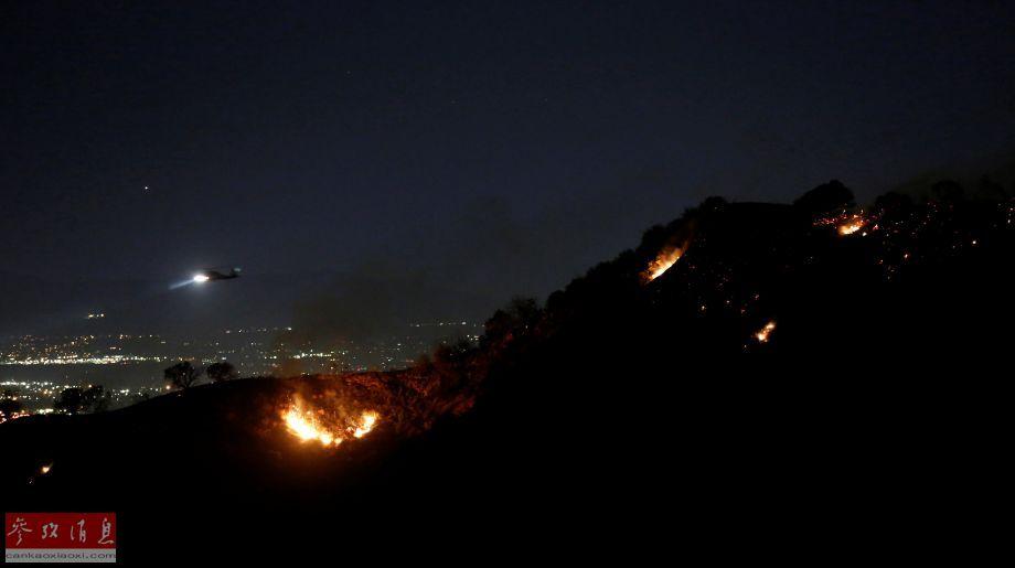 【美国加州山火画面】当地时间2016年6月4日，美国加州卡拉巴萨斯，当地发生大规模山火，由于火势较大，约5000名居民撤离，过火面积超500英亩(约合3035亩)。