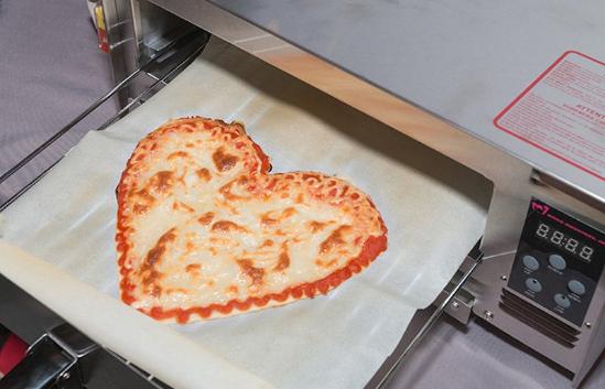 一款名为BeeHex的新型机器人可以3D打印出任何形状的披萨，而披萨的味道居然和人工制作的完全一样。由世界知名厨师帕斯夸莱?科佐利诺(Pasquale Cozzolino)为BeeHex披萨设计配方。到2017年初，BeeHexe机器人将会覆盖美国各地的主题公园、体育场馆、音乐表演场地和商场。