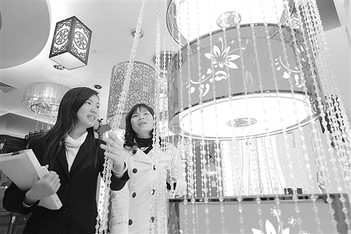 ?中国“灯饰之都”广东中山古镇镇，其灯饰产品远销130多个国家，灯饰产值达177亿元。图为消费者挑选灯饰。