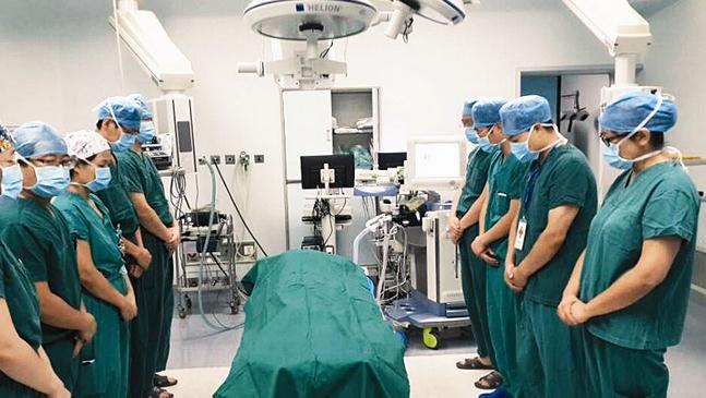 记者从甘肃省人民医院获悉，6月15日晚该院在上海进修的医生宋巍因突发脑干出血离世，年仅34岁，而开奖直播捐赠的器官却于当天同时救治了6人。