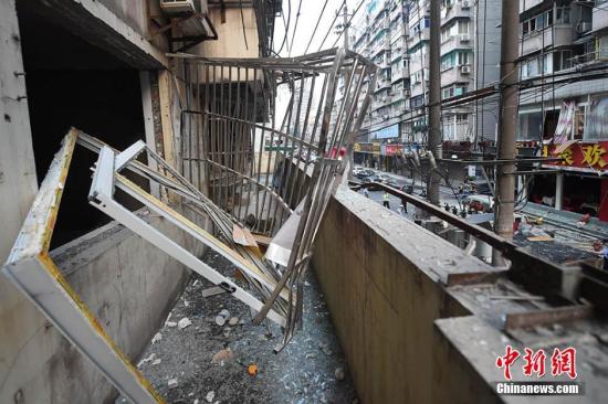 6月23日凌晨3点左右，南京和会街一家饭馆发生爆炸，波及周围民居，现场一片狼藉。截止发稿时，当地警方正在作进一步工作。图为周围民居窗户被震碎。泱波 摄