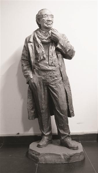 昨天，“江苏雕塑月”在江苏省现代美术馆拉开了序幕。此次雕塑月由“文心筑梦·塑造大美——中国当代青年雕塑展”与“江苏近现代文化艺术名人塑像展”两大主题展构成。
