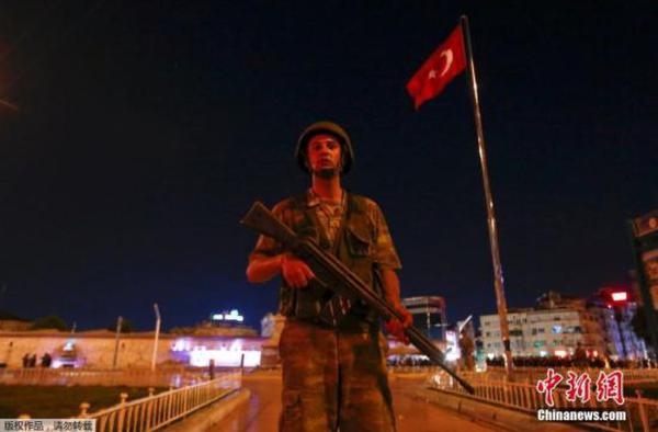 7月16日消息，土耳其15日发动军事政变导致交火事件，土耳其伊斯坦布尔医院目前已经收治超过150名伤者；有50多名发动政变的军官也在伊斯坦布尔被逮捕。