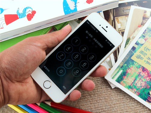 苹果iPhone 5S正面配有一块4.0英寸的电容触摸屏，分辨率依然为1136×640像素，显示效果细腻。该机背后还是配有一枚800万像素的摄像头，不过在成像方面却进行了升级。