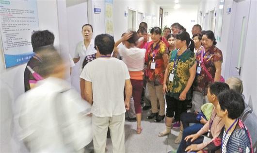 村民在医生带领下在武汉广爱医院体检