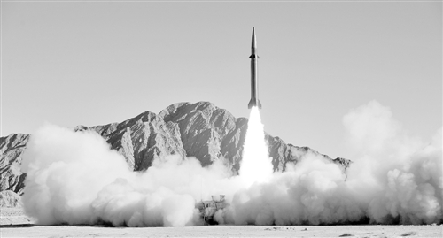 火箭军某导弹旅在大漠戈壁执行实弹发射任务。胡令龙摄