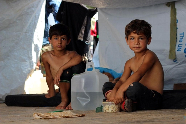 图为在叙利亚内战中阿勒颇流离失所的两位儿童。照片由联合国儿童基金会提供。