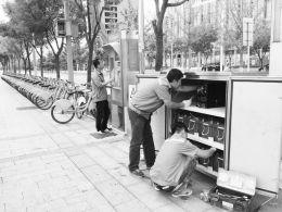8月25日，太原市公交公共自行车服务有限公司五车队的工作人员，正在省城长兴南街和长兴北街调试安装太阳能应急电源。该系统的出现，<a href=