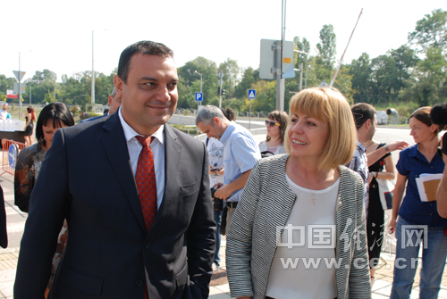 出席仪式的索非亚市市长凡德科娃（右）、保加利亚交通部长莫斯科夫斯基（左）。中国经济网记者田晓军 摄