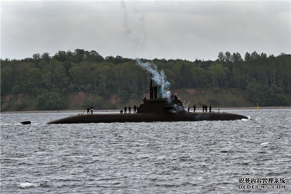 德国212潜艇艇身真光滑