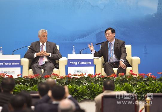 9月3日，联想集团董事长兼CEO杨元庆（右）出席二十国集团工商峰会（B20）专题讨论。