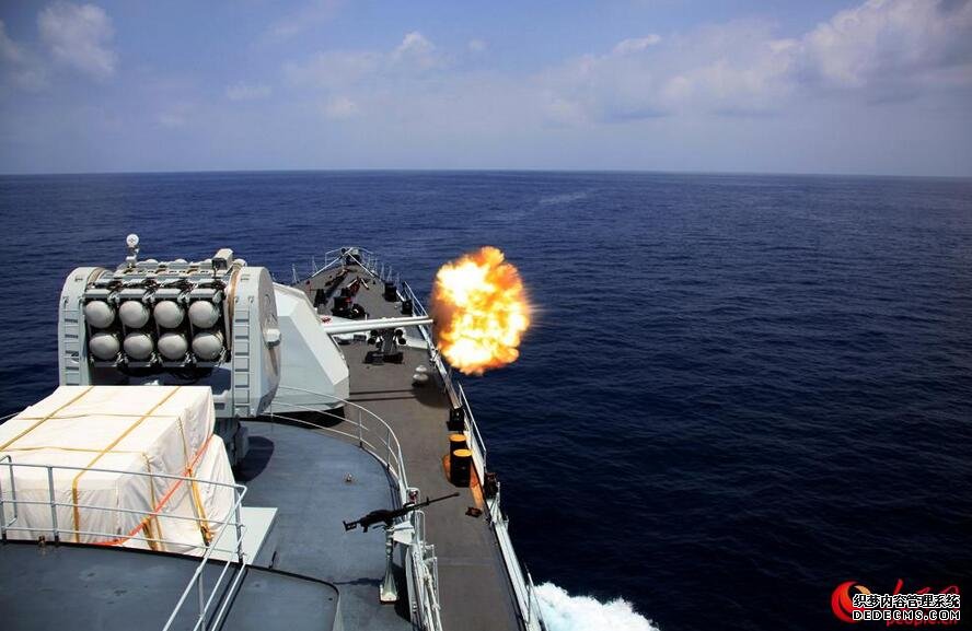 海军第24批护航编队进行实弹演练 主副炮均开火