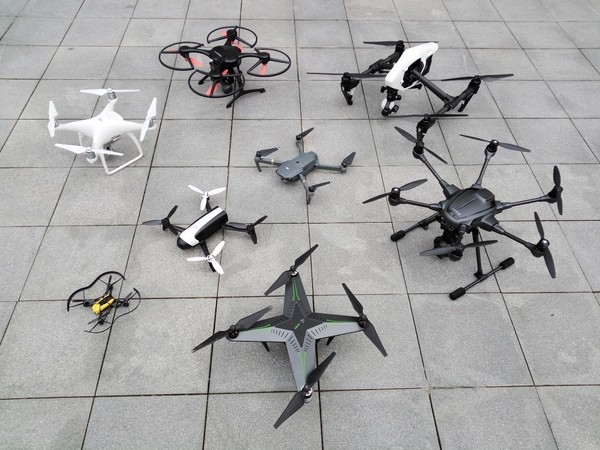 wzatv:【j2开奖】土豪组建一支无人机编队，就为了拍城市夜景。