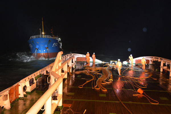 “东海救117轮”在实施救助。 东海救助局 图