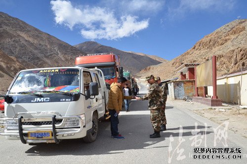 西藏普兰边防检查站为尼泊尔借道运输机械设备提供出境便利
