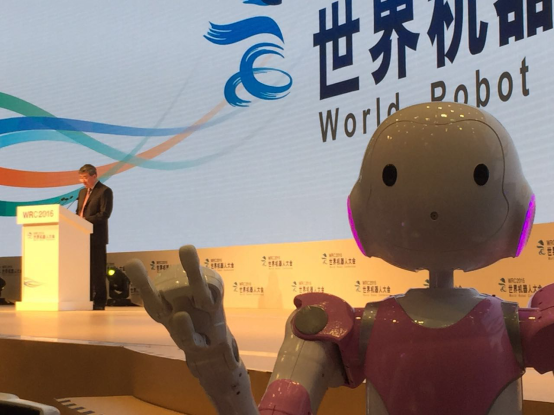 码报:【j2开奖】Hallbot酒店服务机器人 亮相2016世界机器人大会