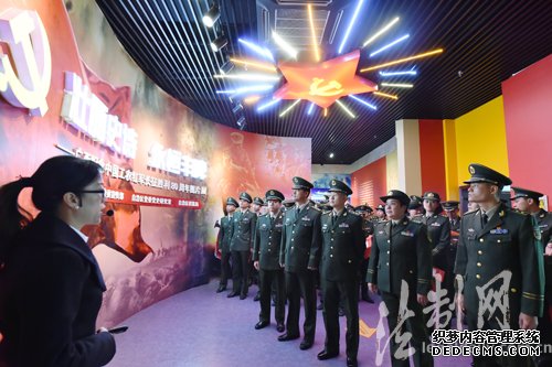 广西南宁边检站组织官兵参观长征胜利80周年图片展