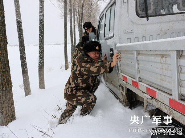 路面积雪达40厘米厚 黑龙江边防紧急救援受困车辆